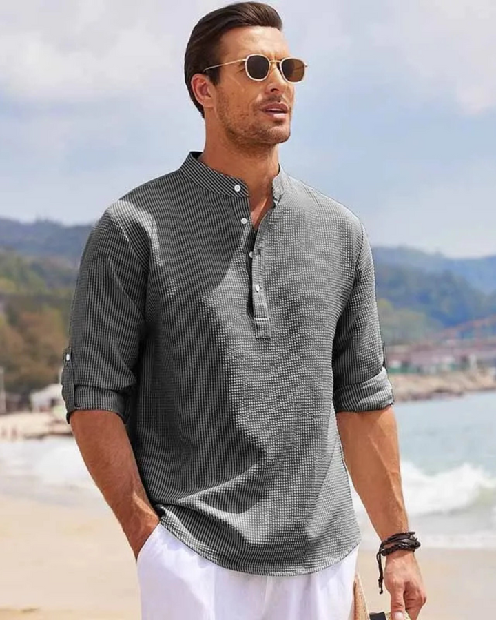 Slim-Fit Herren Langarm Polo-Shirt in Schwarz, zeigt elegante Passform und modernen Stil für Poloshirt Herren.