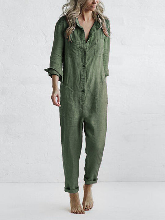 Grüner Damen Overall mit langen Ärmeln, Knopfleiste und seitlichen Taschen, perfekt als Herbst-Einteiler.