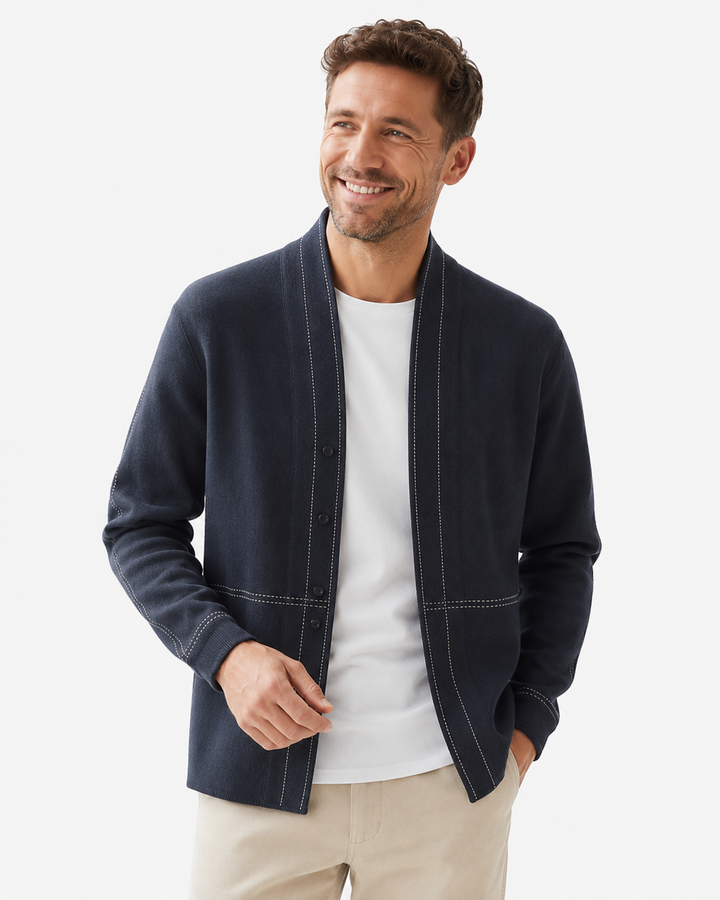 Herren Strickjacke als eleganter Sweatermantel mit klassischem V-Ausschnitt. Stilvolle Übergangsjacke für Männer.