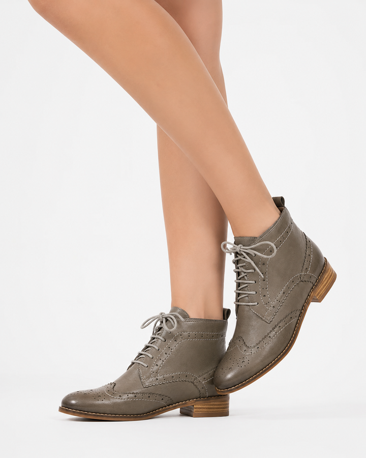 Stilvolle Damen Brogue Stiefel, knöchelhoch. Elegante Damenschuhe mit Schnürung, perfekt für Herbstmode.