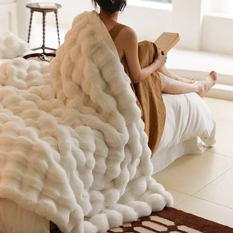 Weiche, flauschige Kuscheldecke aus Kunstpelz. Perfekt für gemütliche Stunden zuhause oder als Reisebegleiter.