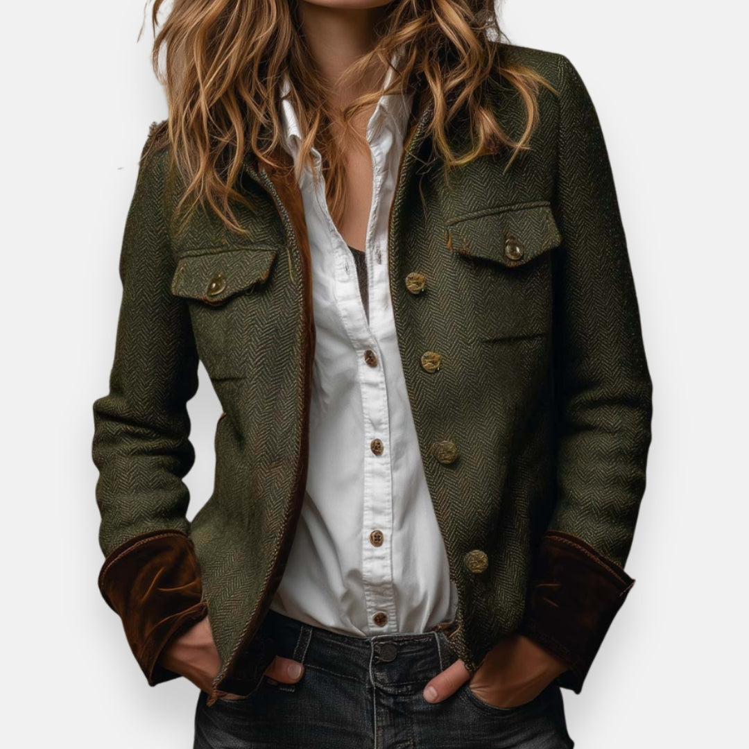 Strukturierte Damen Eleganz Jacke mit Samtdetails. Klassisch, tailliert und vielseitig für Business-Looks.