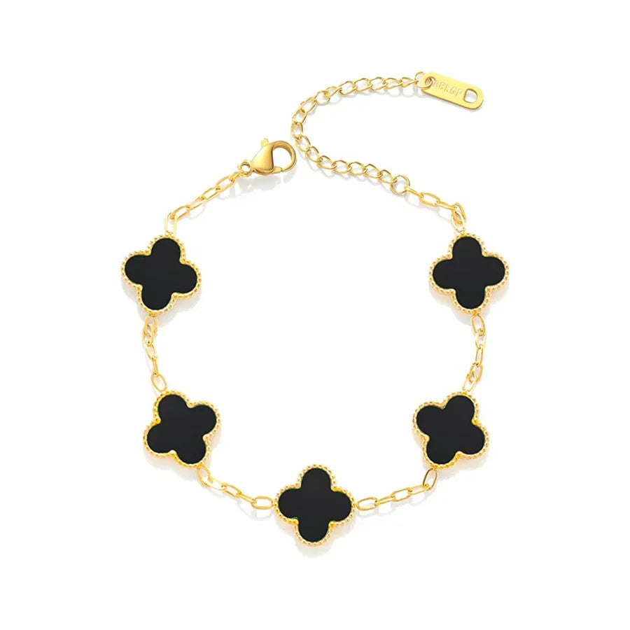 Nahaufnahme des Damen Armbands Valentina: zartes Kleeblatt-Design in glänzendem Edelstahl, elegantes Accessoire.
