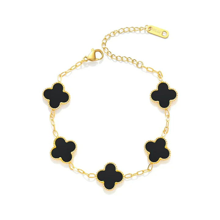 Nahaufnahme des Damen Armbands Valentina: zartes Kleeblatt-Design in glänzendem Edelstahl, elegantes Accessoire.