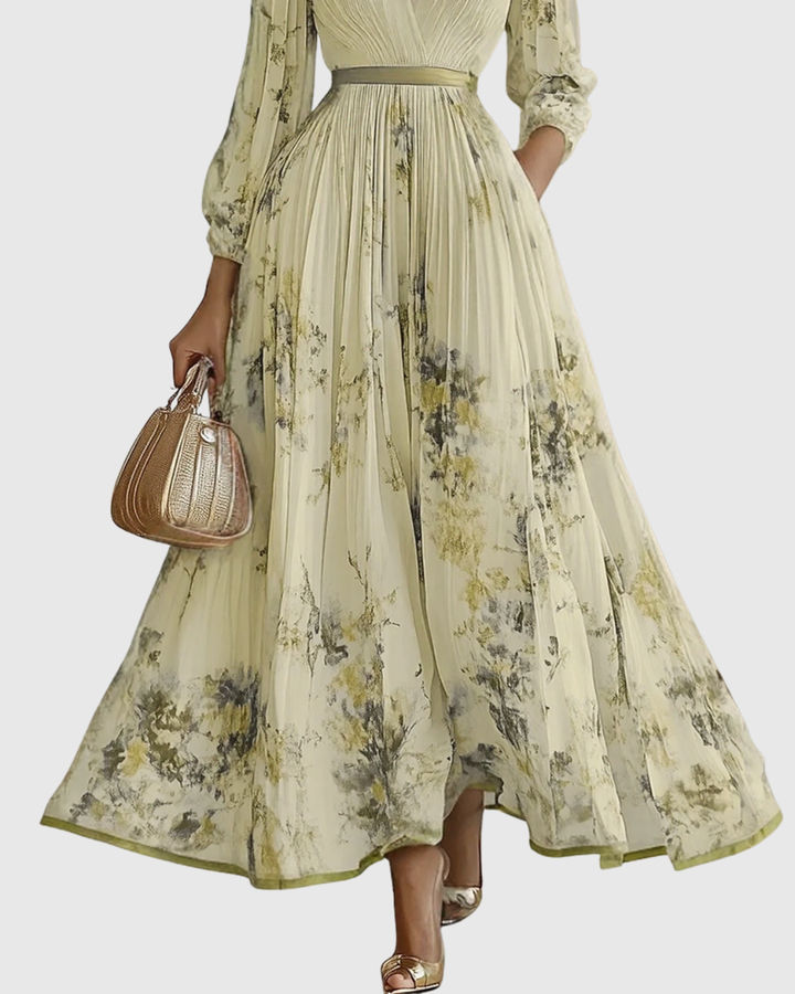 Damen Maxikleid mit elegantem V-Ausschnitt und fein plissiertem Rockteil in floralem Design.