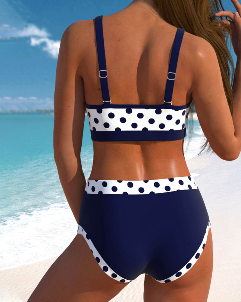 Stilvolle weiße Damen Zweiteiler Bademode: Patchwork Bikini mit hohem Bund & charmantem Erbsenprint für den Sommer.
