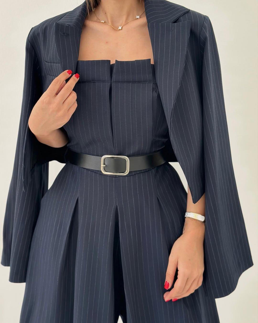 Damen Eleganz: Trägerloses Top, kurze Jacke & modische weite Hose als 3-teiliger Zweiteiler. Chic & bequem.