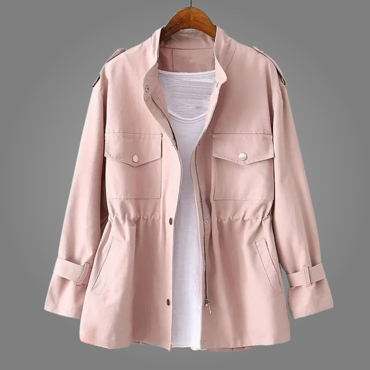 Langer doppelreihiger Damen-Übermantel mit Gürtel. Taillierter Outdoormantel für gehobene Herbst-Winter-Mode.