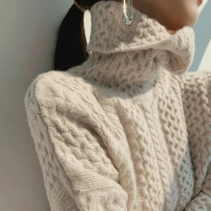 Eleganter Damen Rollkragenpullover mit stilvollem Karomuster, ideal für Herbst und Winter.