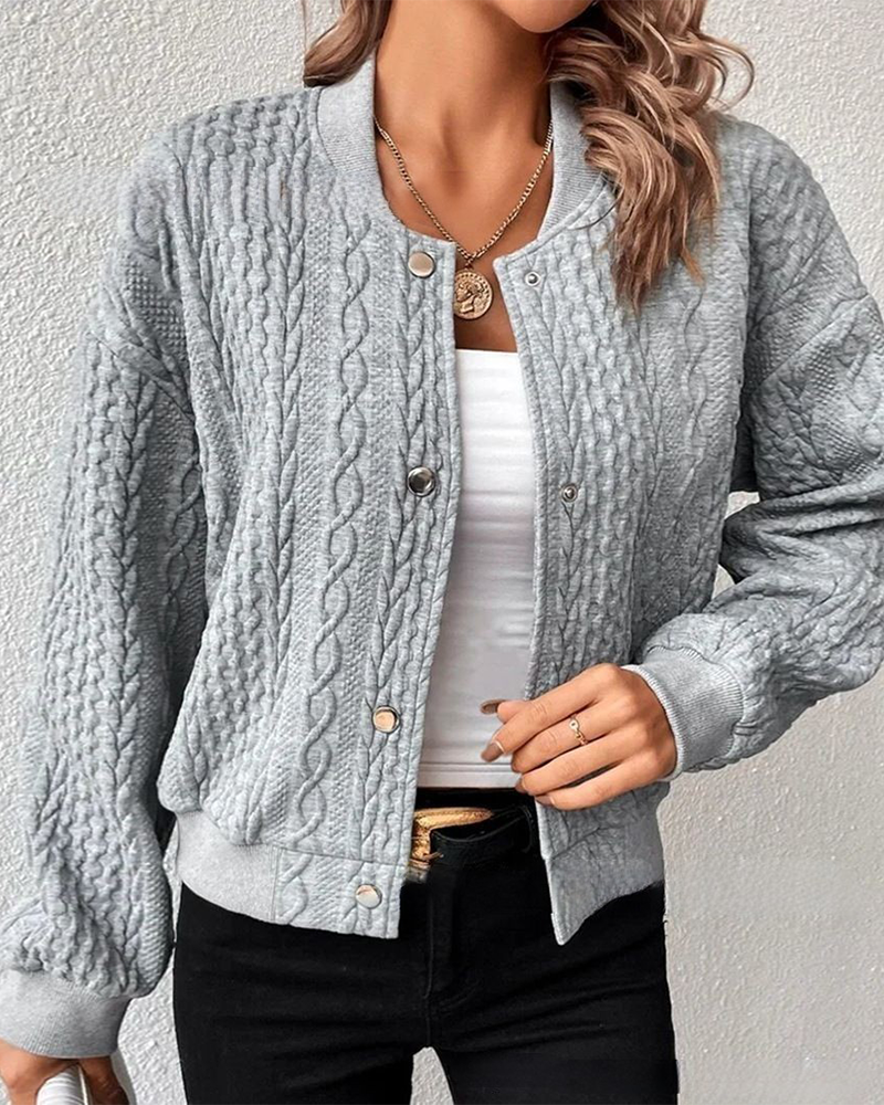 Damen Cardigan mit Knöpfen im seitlichen Blick. Figurschmeichelnd & stilvoll für jeden Anlass.