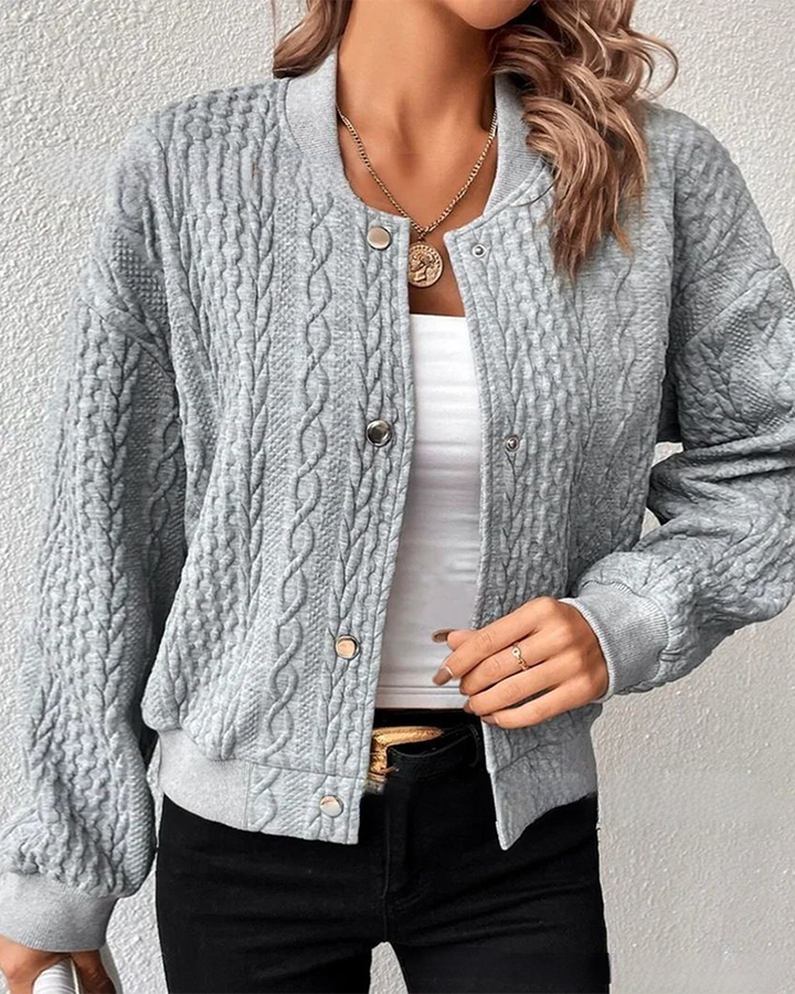 Damen Cardigan mit Knöpfen im seitlichen Blick. Figurschmeichelnd & stilvoll für jeden Anlass.