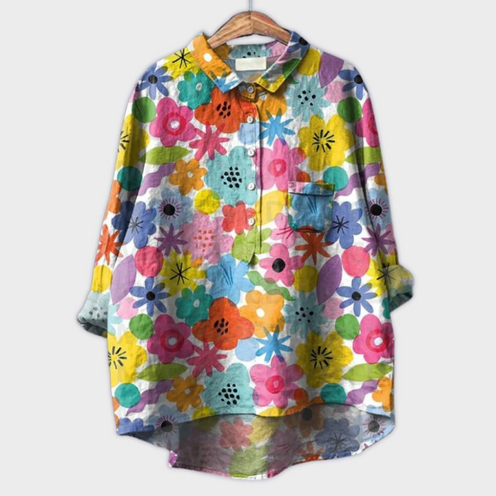 Sommerliche Damenbluse mit farbenprächtigem Blumenprint, ideal für legere Eleganz.