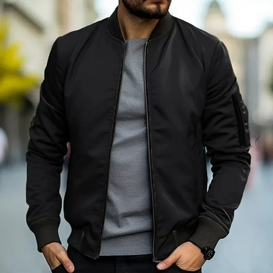 Rückansicht der atmungsaktiven Herren Bomberjacke, Regular Fit, ideal als Übergangsjacke für urbane Looks.
