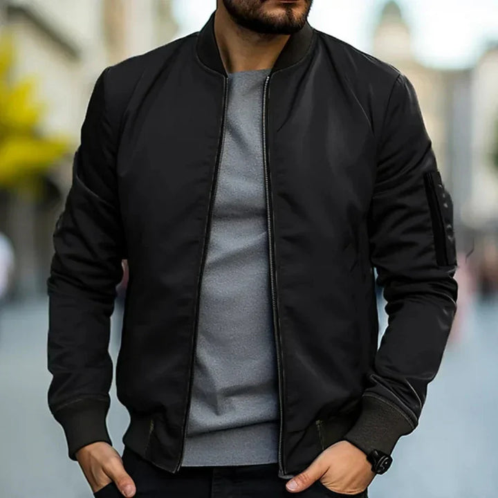 Rückansicht der atmungsaktiven Herren Bomberjacke, Regular Fit, ideal als Übergangsjacke für urbane Looks.