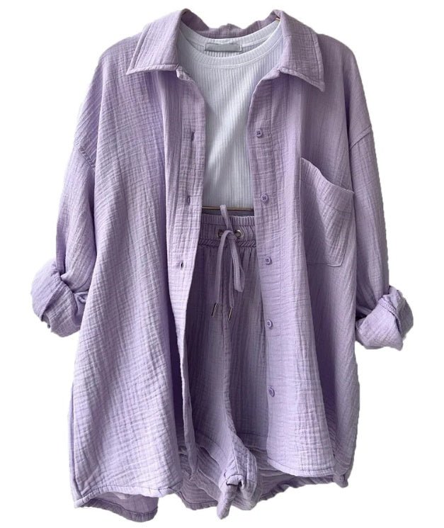 Vielseitiges Damen Freizeitset: Dreiteiliges Outfit mit Hemd, Top & Shorts für entspannte Tage.