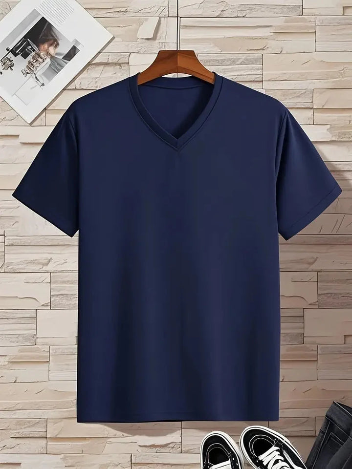V-Ausschnitt Herren T-Shirt in Schwarz, Kurzarm und Slim Fit für einen modernen Look.