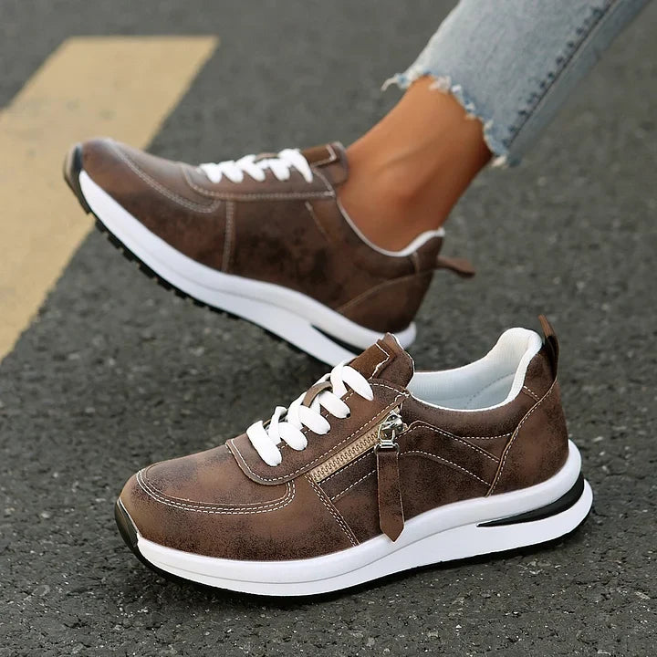 Detailaufnahme des grauen Damen Schnür-Sneakers: Reißverschluss & Schnürsenkel. Perfekt für Freizeitmode.