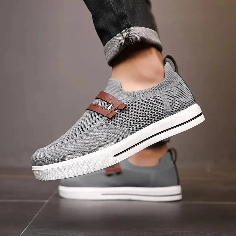 Stylischer Herren Slip-On Sneaker, atmungsaktiv, ideal für Freizeit & Reisen.