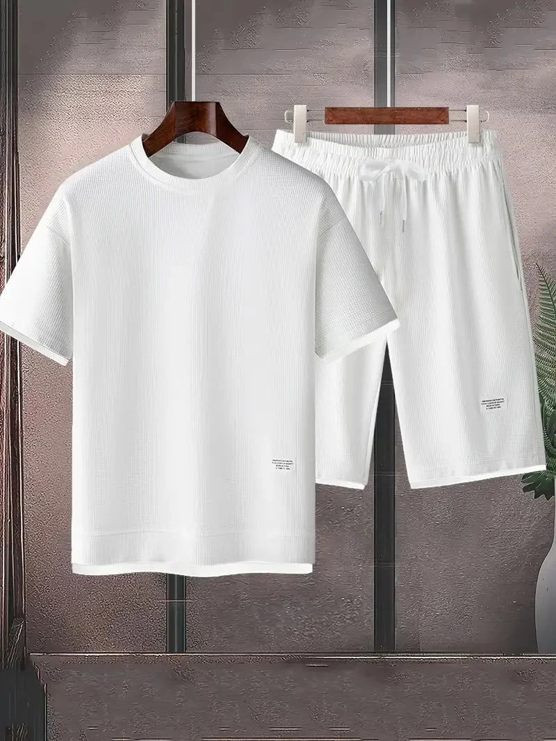 Bequemes Herren Loungewear Set mit Waffelstrick-Optik: Kurzarm Shirt & Shorts, ideal für Sommer.
