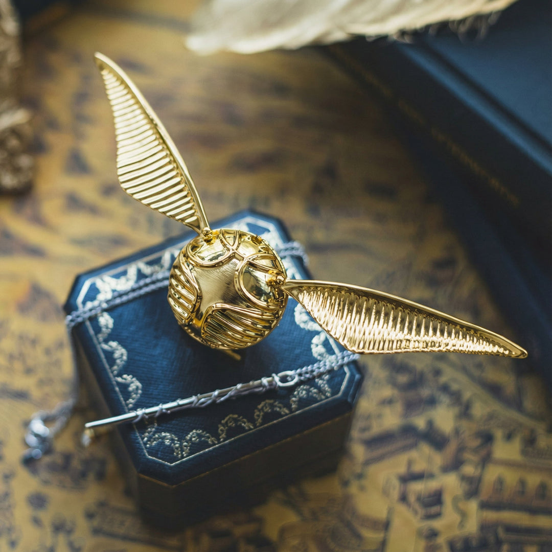 Weiße Ringbox mit goldener Flügelmechanik und Ringhalter, ideal für stilvolle Hochzeiten.