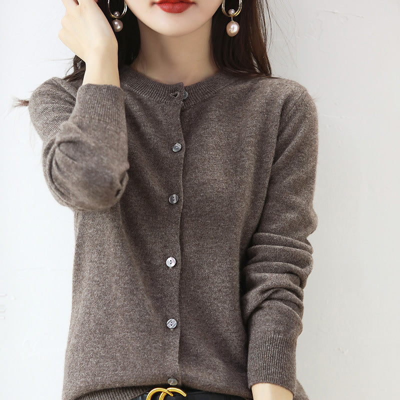 Eleganter Damen Cardigan in neutraler Farbe, mit Knopfverschluss, für vielseitiges Styling.