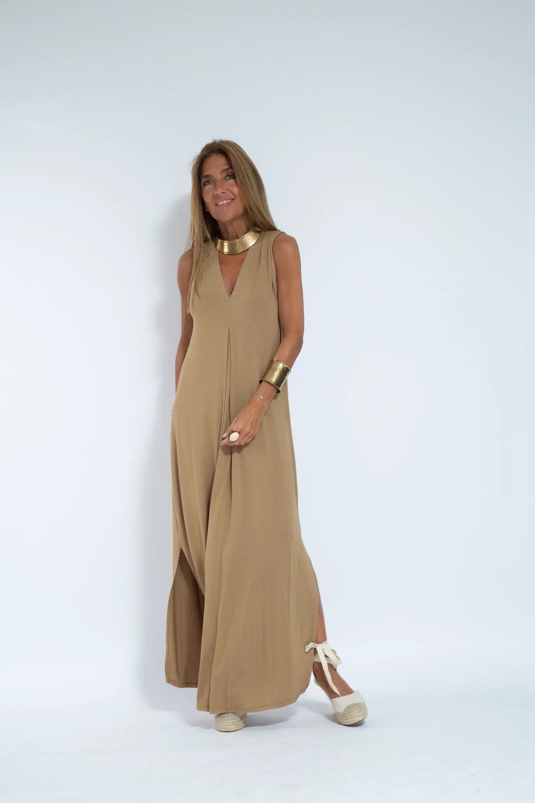 Vielseitiges Damen Maxikleid: elegant & fließend, mit tiefem V-Ausschnitt; ärmellos, unifarben, für Tag & Abend.
