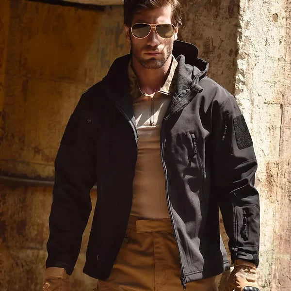 Stylische Herren Softshell Taktikjacke, winddicht & wasserabweisend, perfekt für Freizeit & Sport.