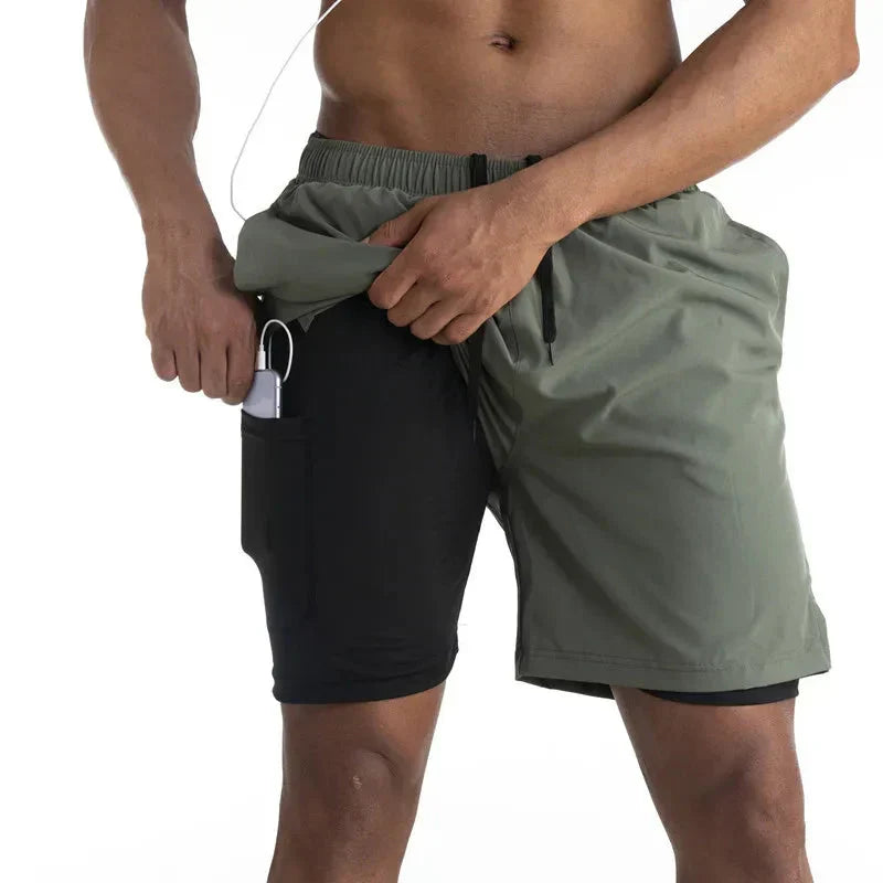 Atmungsaktive Herren 2-in-1 Fitnessshorts aus feuchtigkeitsableitendem Material, ideal für jedes Workout.