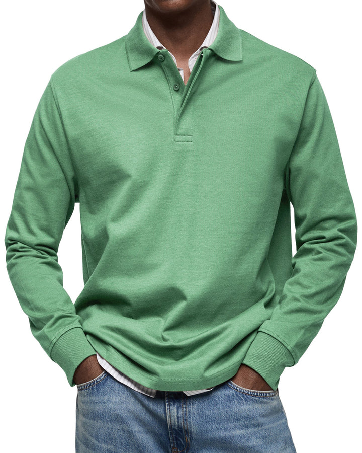 Rückenansicht des Herren Langarm-Poloshirts, zeigt die hochwertige Verarbeitung und Passform des Oberteils.