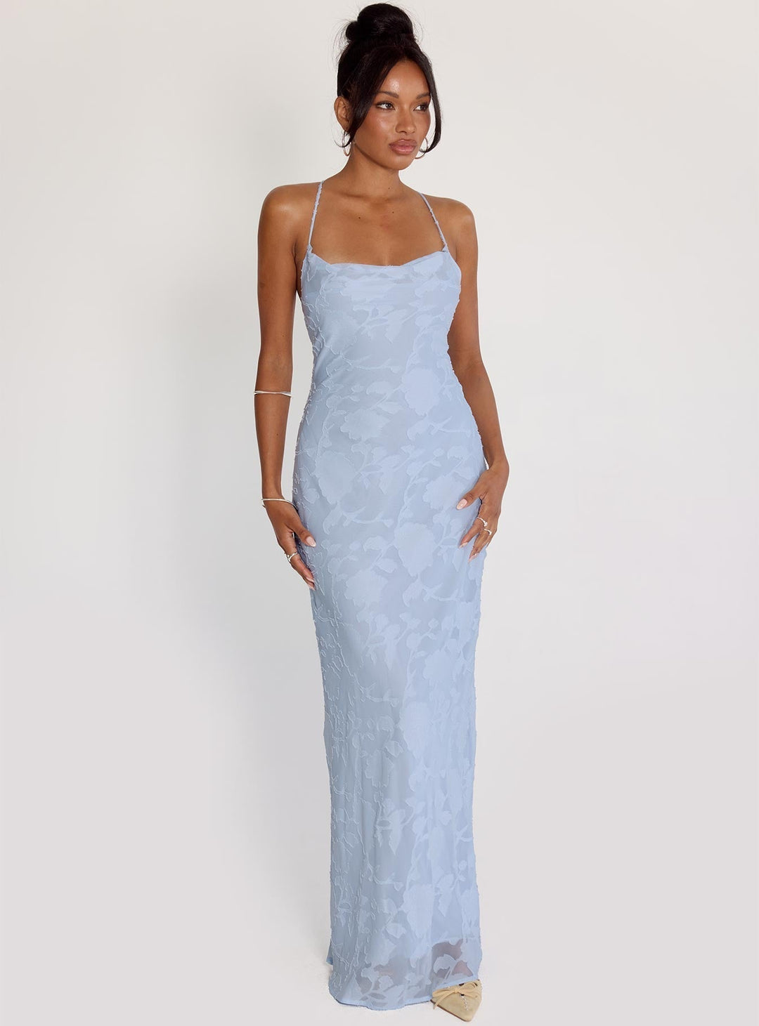 Elegantes Damen Maxikleid hellblau mit Blumenmuster für Sommer und besondere Anlässe, lang und fließend.