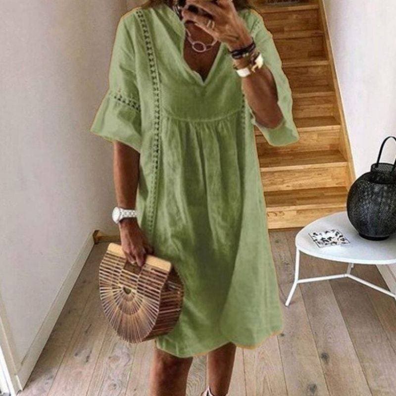 Elegantes Damen Sommerkleid mit feinen Spitzendetails am Ärmel und tiefem V-Ausschnitt. Ein luftiges Freizeitkleid.