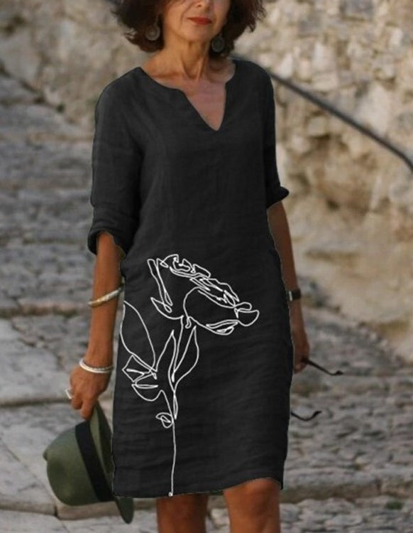Nahaufnahme des floralen Musters auf dem bequemen Sommerkleid, ideal für Freizeit und Urlaub.
