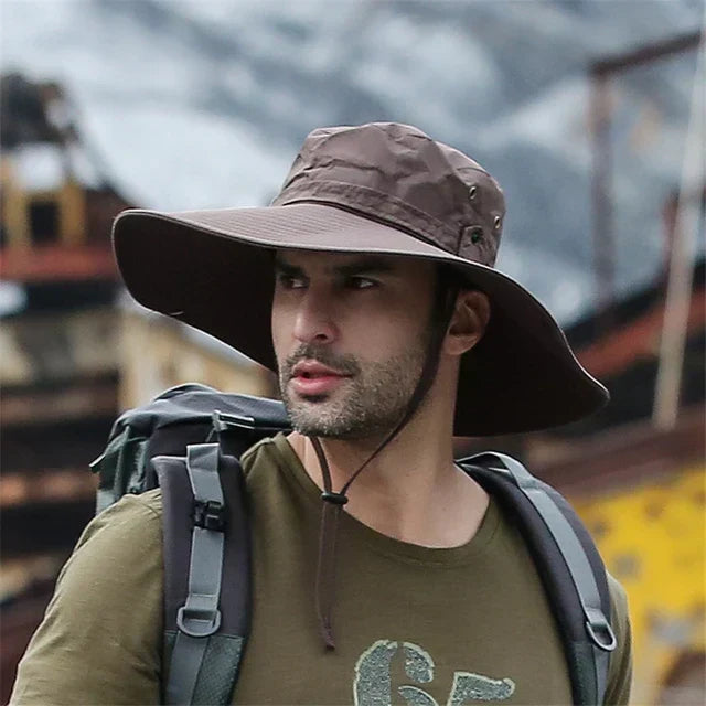 Leichter Unisex Sonnenschutzhut, schwarz, wasserabweisend & atmungsaktiv, mit Kinnband für Windschutz.