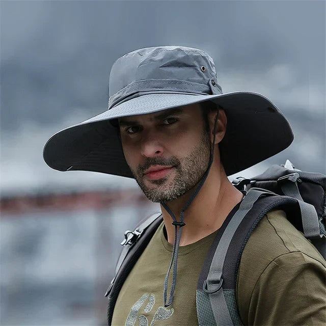 Robuster Unisex Outdoor Bucket Hat, khaki, wasserabweisend, mit Kinnband, optimaler UV-Schutz für Reisen.