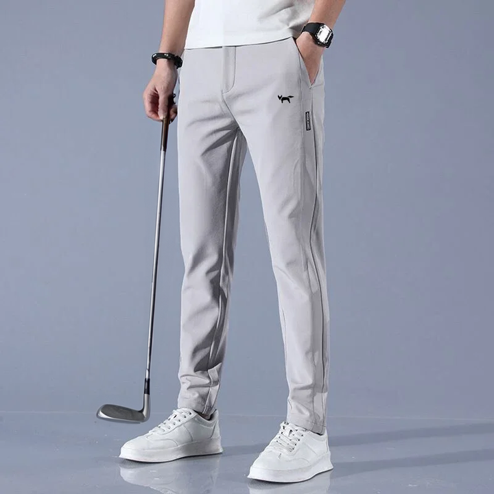 Herren FairwayFlex Golfhose, Slim Fit, komfortabel und elegant für sportliche Performance auf dem Golfplatz.