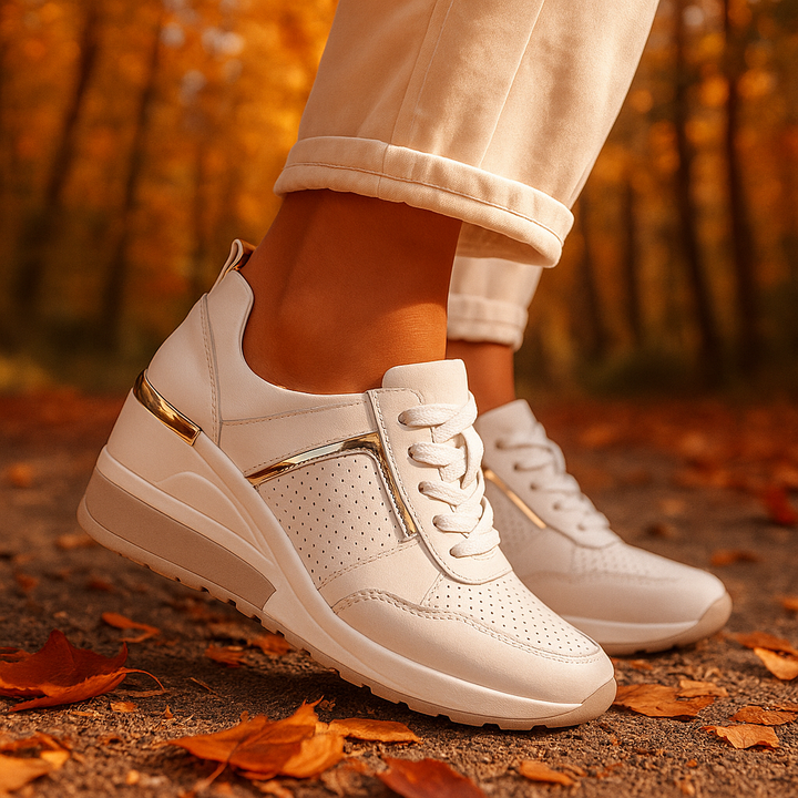 Vorderansicht eleganter Damen Sneakers, atmungsaktive Komfortschuhe. Ideal für Freizeit & Alltag.