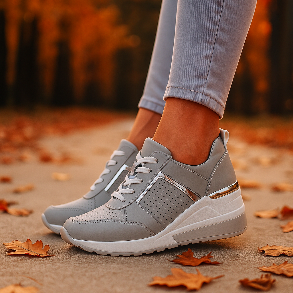 Seitenansicht bequemer Damen Sneakers, leichte Alltagsschuhe mit rutschfester Sohle für optimalen Halt.