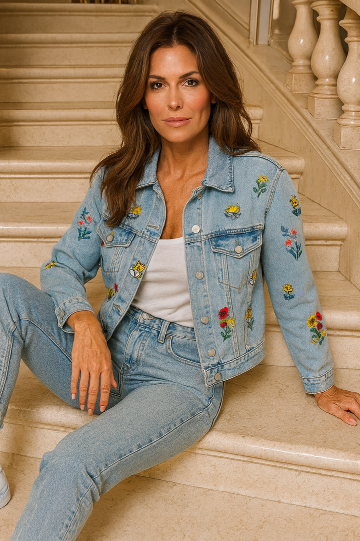 Stilvolle Damen Übergangsjacke aus Jeansstoff im Oversize-Look. Mit zarter Blumenstickerei, perfekt für Frühling & Herbst.