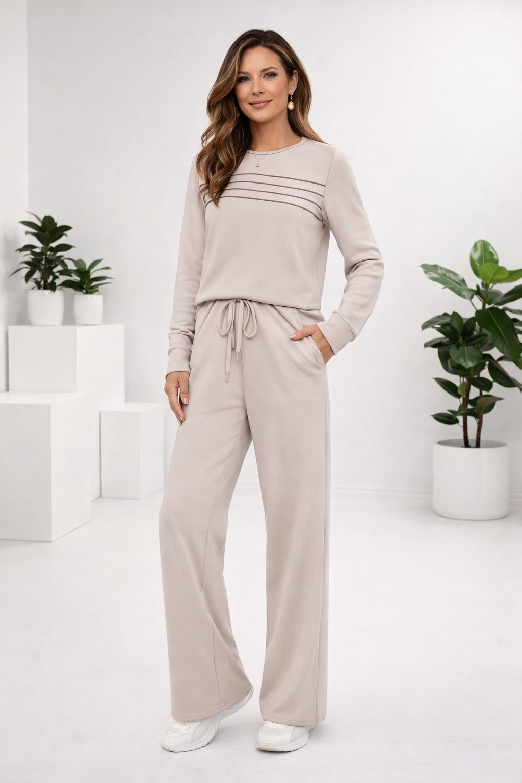Komfortables Damen Loungewear Set. Weiches Rundhals Top & entspannte Kordelzughose für gemütliche Tage.