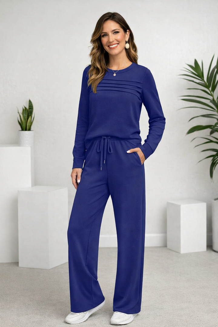 Frau trägt bequemes Damen Loungewear Set. Entspanntes Rundhals Top & Kordelzughose für hohen Komfort.