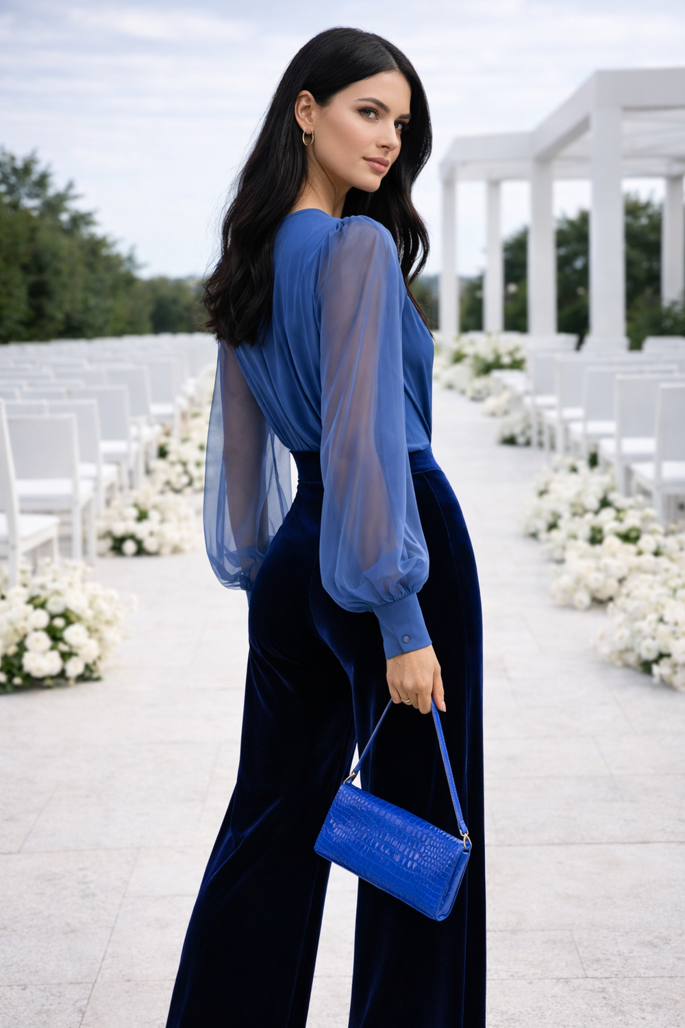 Dunkelblauer Langarm Jumpsuit für Damen mit V-Ausschnitt und figurbetonter Passform, ideal für Casual Chic.
