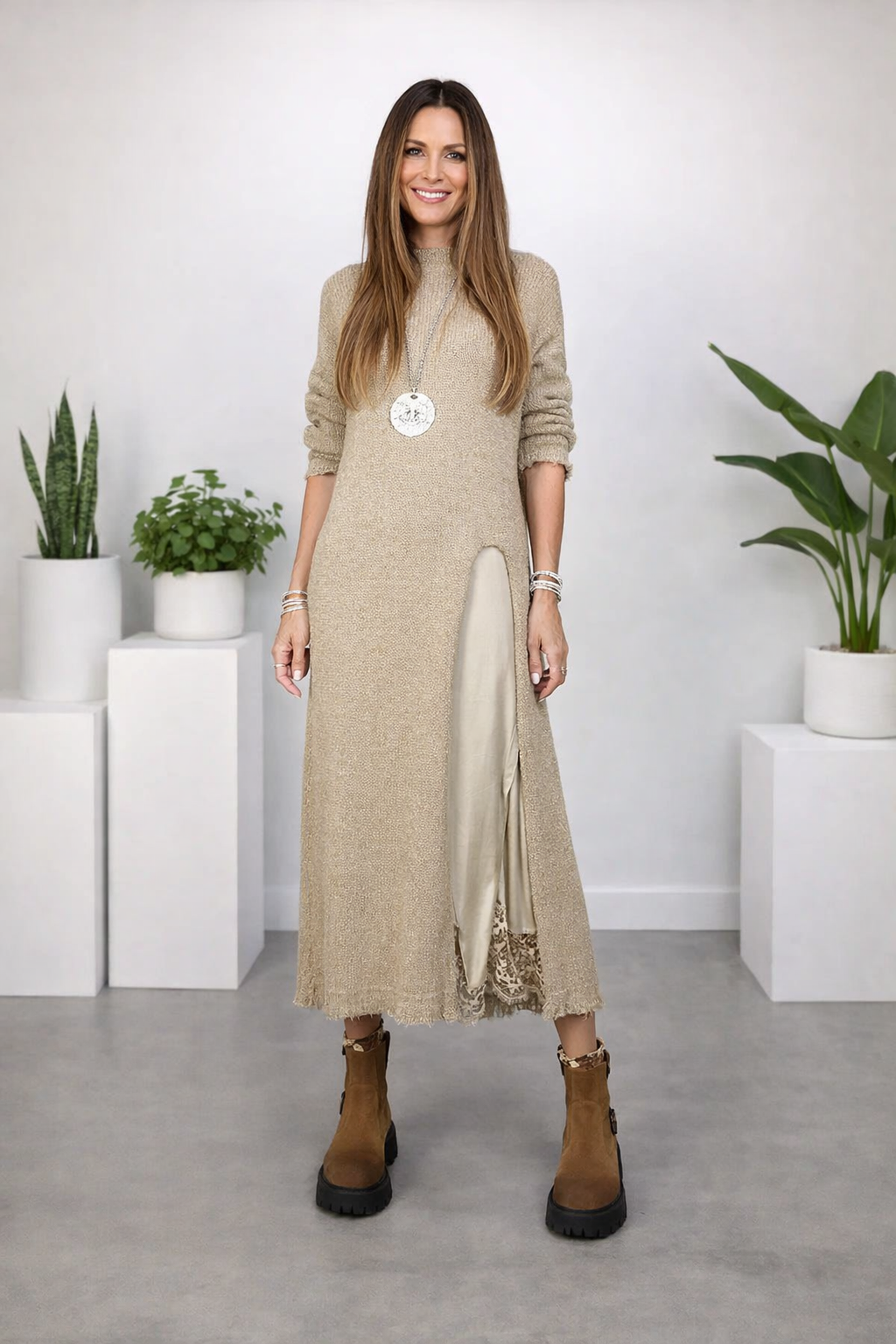 Komfortabler Damen Zweiteiler: Weiches Strickkleid & passender Pullover für gemütliche Herbst-Looks.
