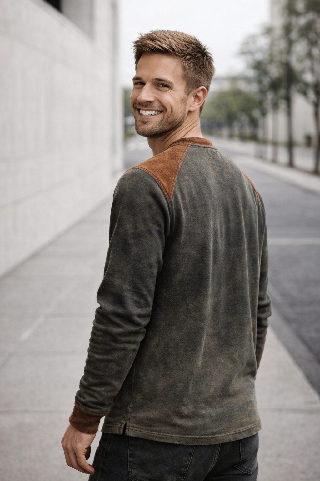 Bequemes Herren Langarmshirt im Regular Fit, ideal für täglichen Komfort und Freizeitaktivitäten.