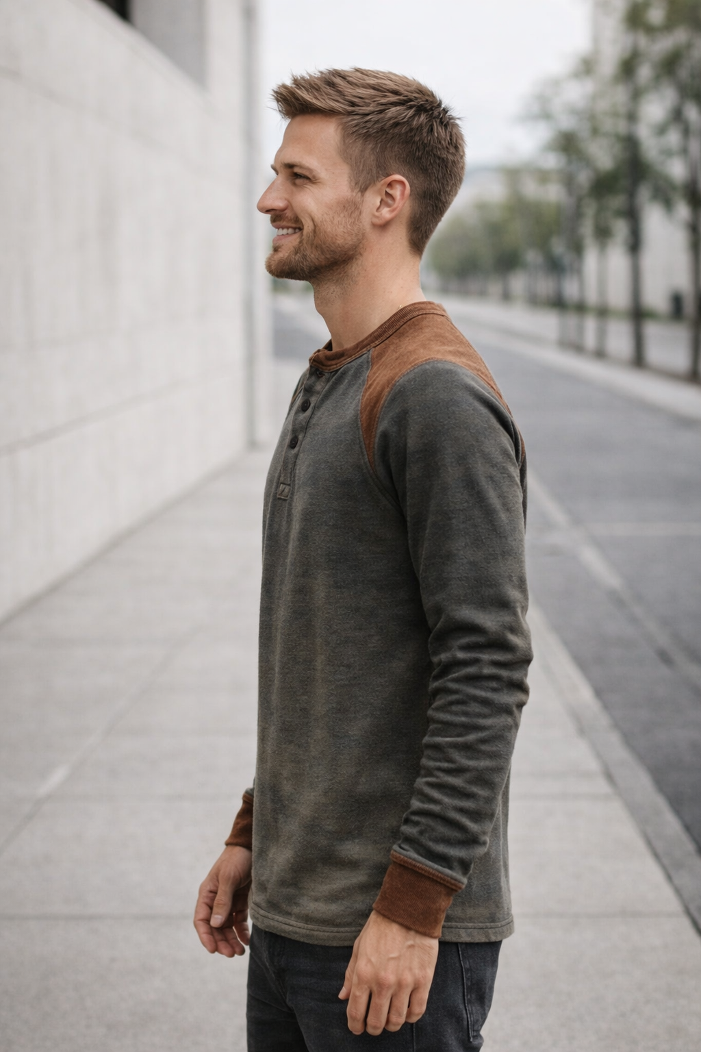 Mann trägt gemütliches Herren Langarmshirt; ideal für entspannte Tage, Freizeit und Outdoor-Aktivitäten.