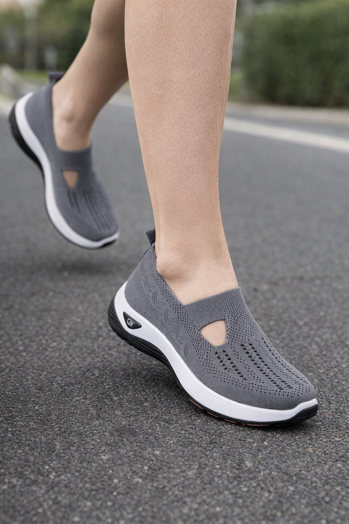 Bequeme Damen Slip-On Sneaker. Atmungsaktive Freizeitschuhe, perfekt für Frühling und warme Sommertage.
