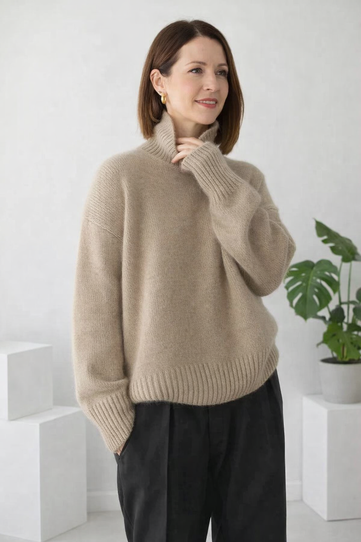 Einfarbiger Damen Rollkragenpullover, elegant kombiniert für einen schicken Auftritt.