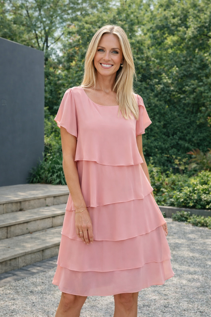 Elegantes, feminines Rüschenkleid für Damen, knielang und kurzärmelig, ideal als vielseitiges Frühlings- und Sommerkleid.