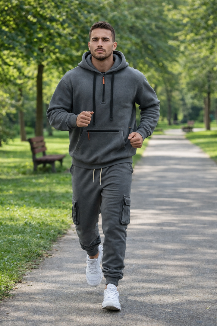 Herren sportliches Winterset: Warmer Hoodie & bequeme Jogginghose für Freizeit & Sport. Komfortabler Winter-Look.