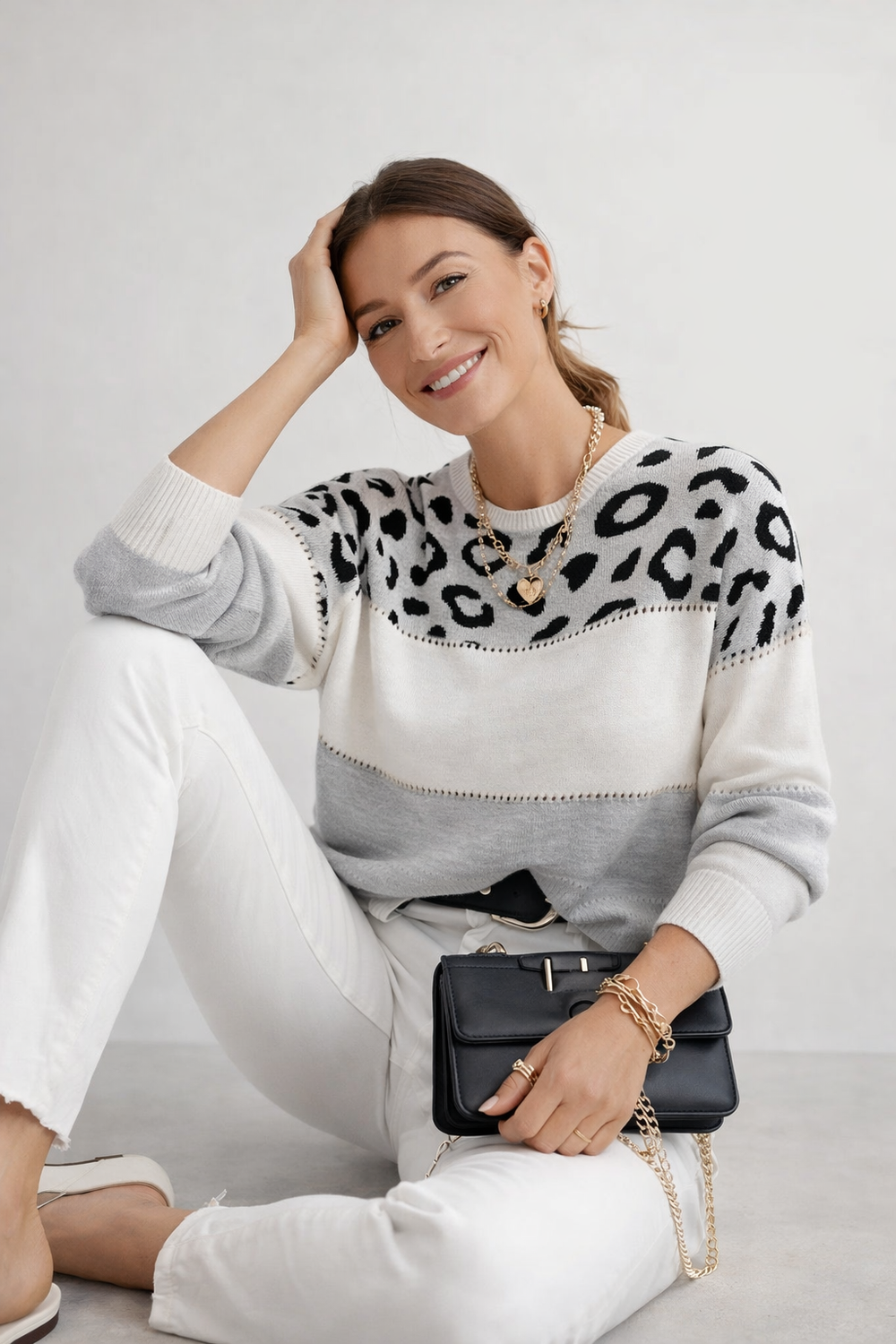 Komfortabler Damen Strickpullover mit Leopardenmuster, ideal für Freizeit & Alltag.