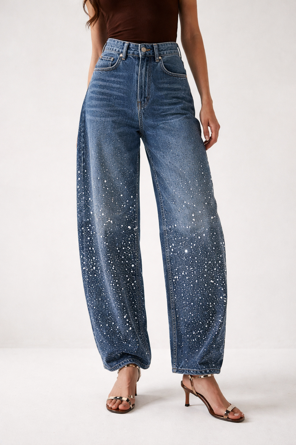 Damen Balloon Fit Jeans in Dunkelblau mit stylischen Tischlerdetails, hohem Bund und komfortabler, lockerer Passform.